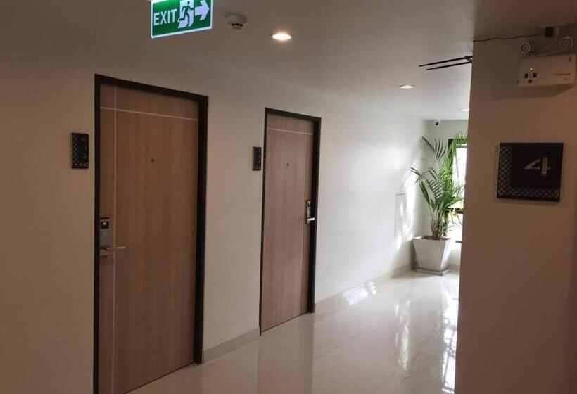 هتل Live At Home Sukhumvit 105