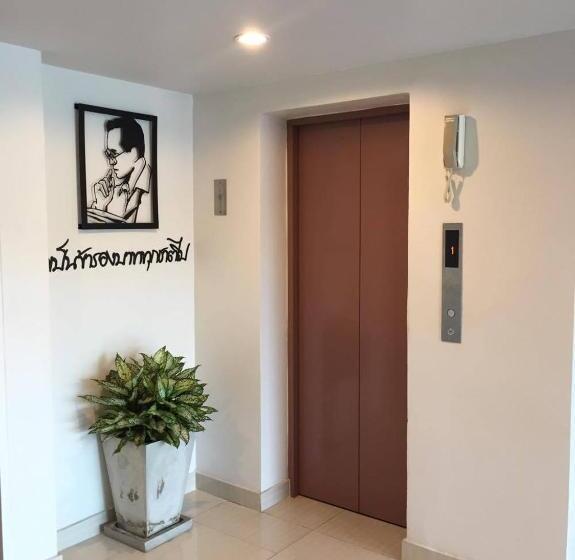 هتل Live At Home Sukhumvit 105