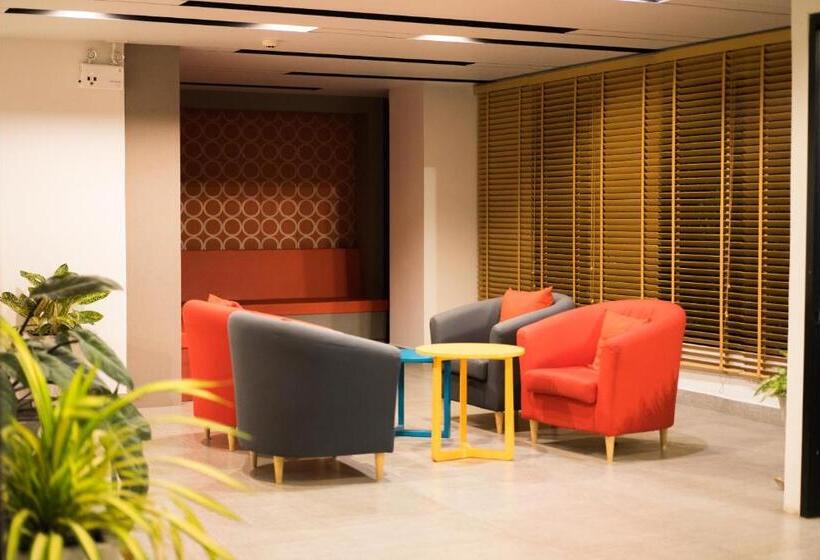 هتل Live At Home Sukhumvit 105