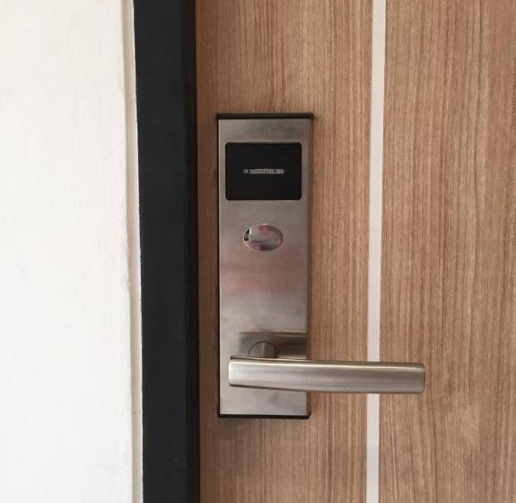 هتل Live At Home Sukhumvit 105