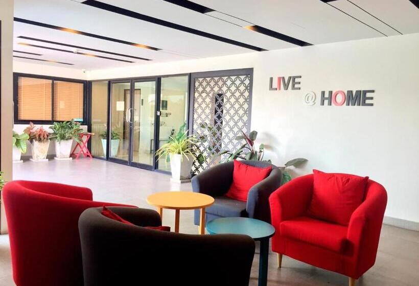 هتل Live At Home Sukhumvit 105