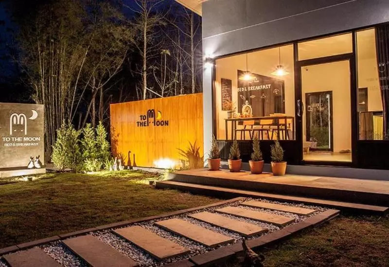 هتل To The Moon Bed And Breakfast