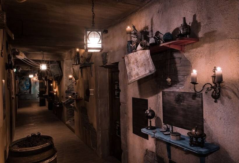 هتل Pirates World