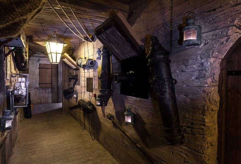 هتل Pirates World