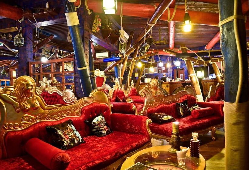 هتل Pirates World