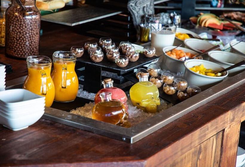 هتل Pirates World