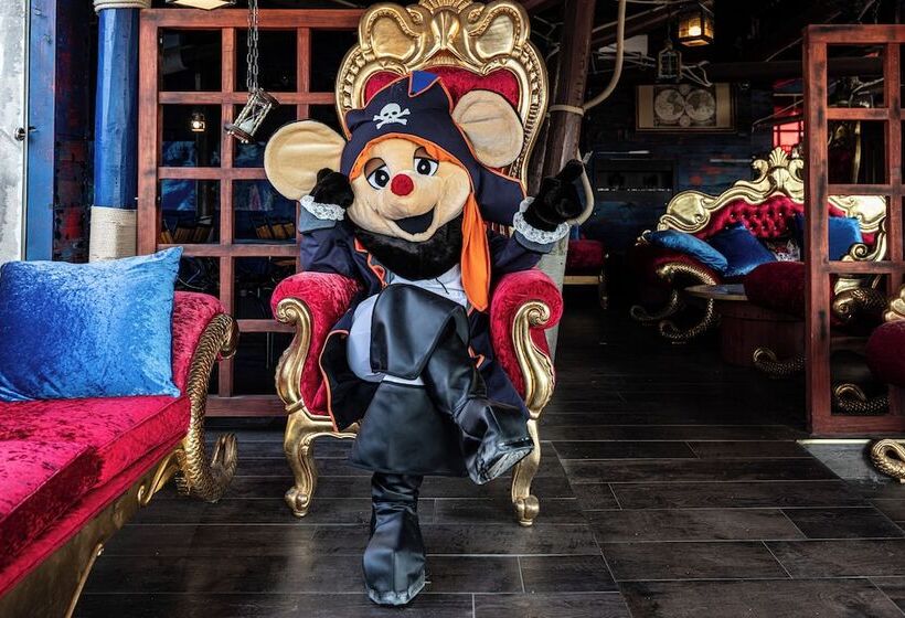 هتل Pirates World