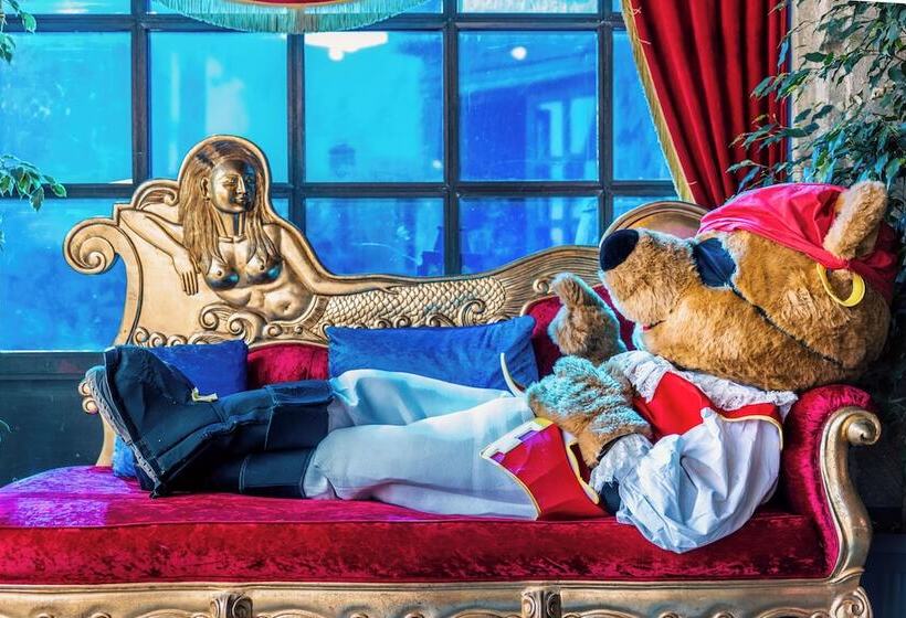 هتل Pirates World