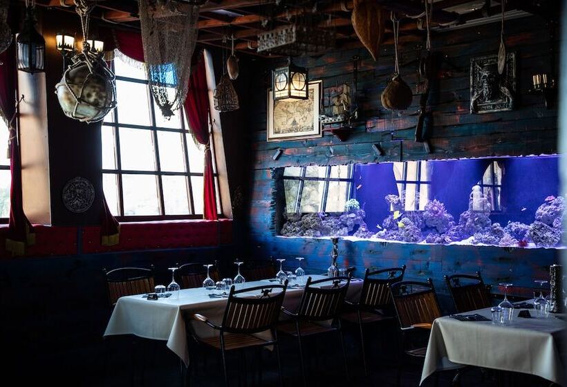 هتل Pirates World