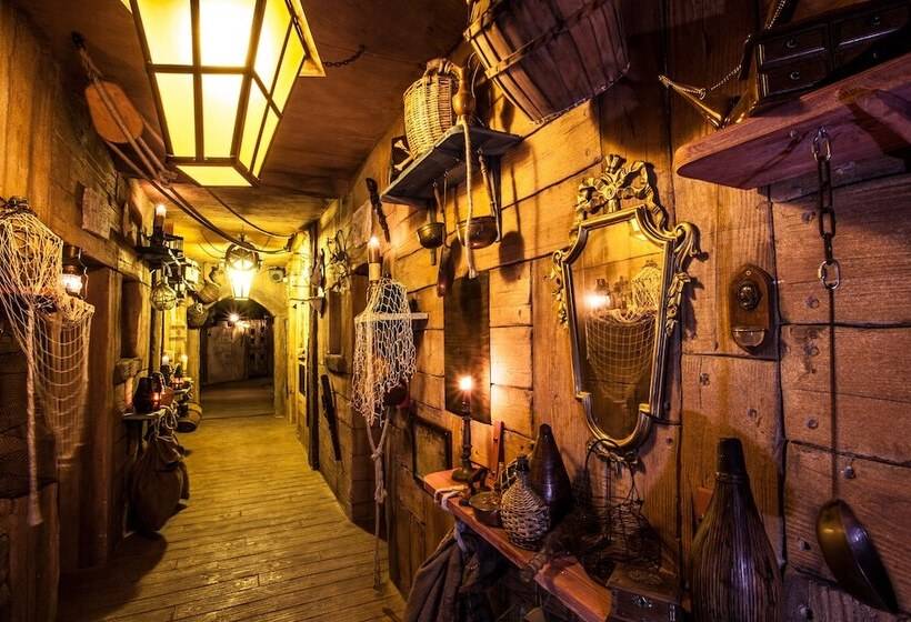 هتل Pirates World