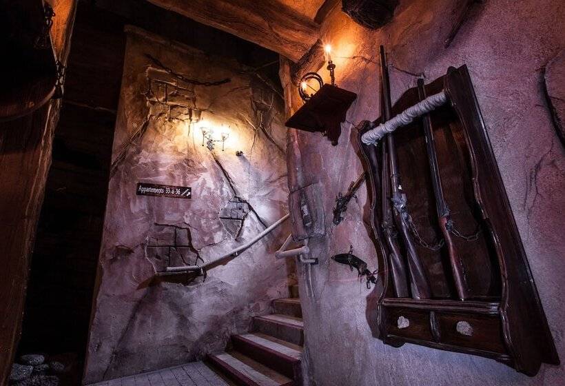 هتل Pirates World