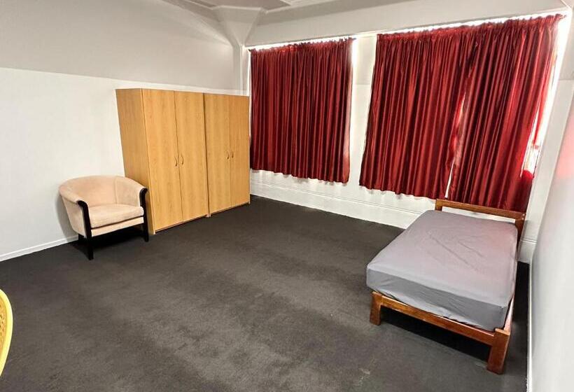 בית מלון כפרי Hamilton City Inn