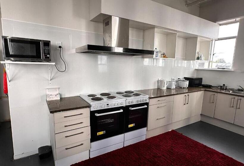 בית מלון כפרי Hamilton City Inn