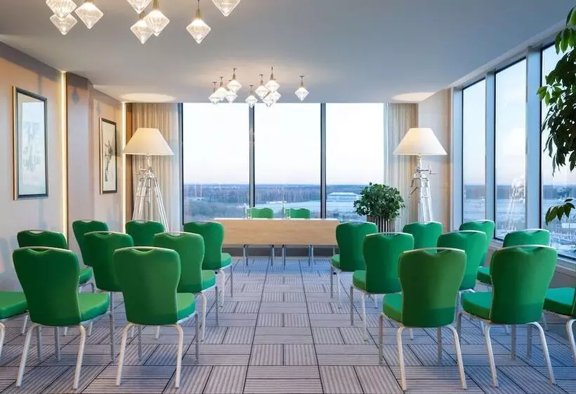 هتل Doubletree By Hilton Moscow Vnukovo Airport