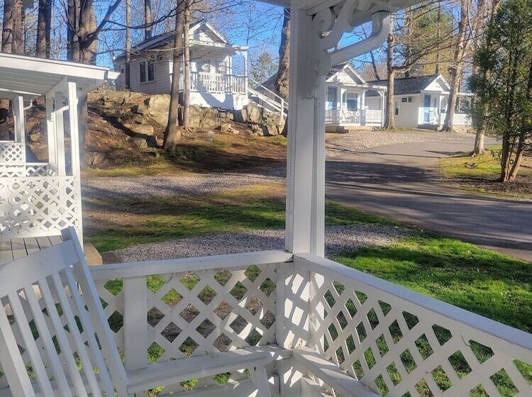 ベッドアンドブレックファースト 2 River Road Inn Cottages