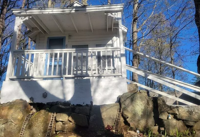 Aamiaismajoitus (B&B) 2 River Road Inn Cottages