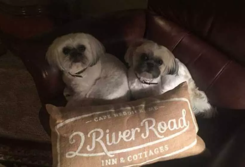 Aamiaismajoitus (B&B) 2 River Road Inn Cottages