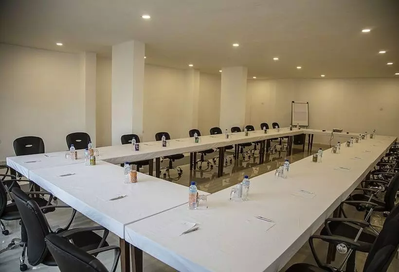 تختخواب و صبحانه Sierra Palms Resort