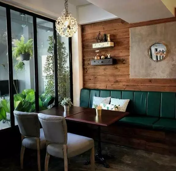 Bloom Boutique Hotel & Cafe