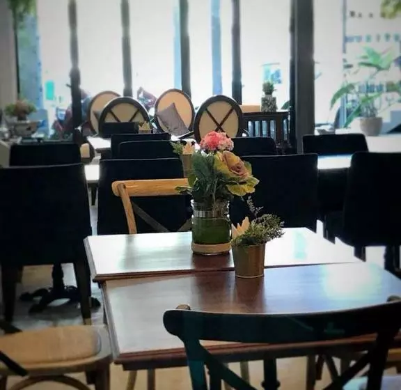 Bloom Boutique Hotel & Cafe