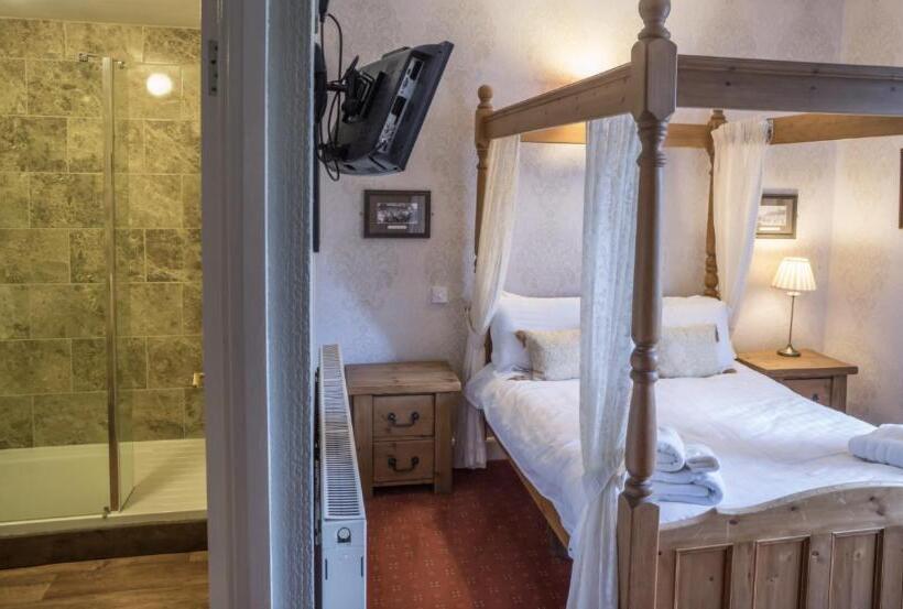 פונדק Old Hall Hotel Hope