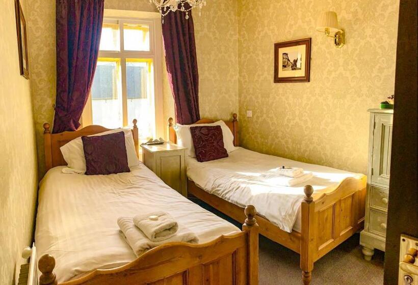 פונדק Old Hall Hotel Hope