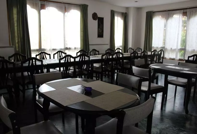 هتل Bhutan Centennial Tavern