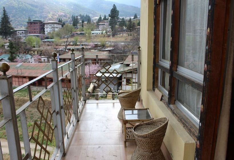 هتل Bhutan Centennial Tavern
