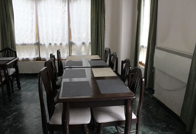 هتل Bhutan Centennial Tavern