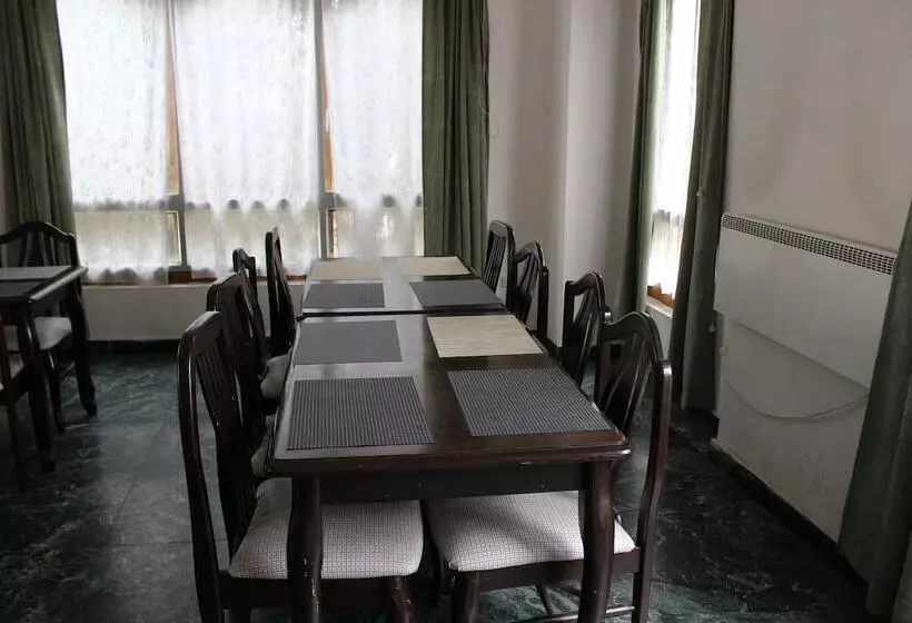 هتل Bhutan Centennial Tavern