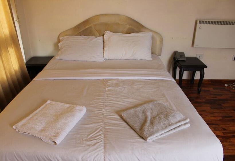 هتل Bhutan Centennial Tavern