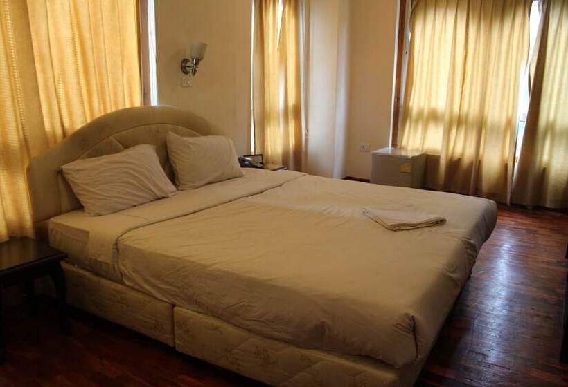 هتل Bhutan Centennial Tavern