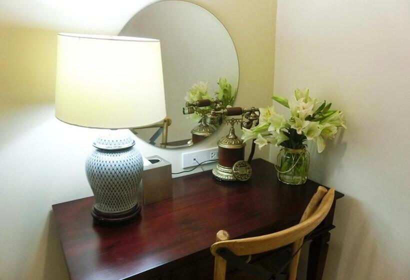 Bloom Boutique Hotel & Cafe