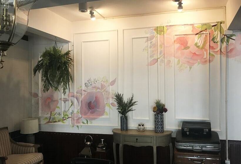 Bloom Boutique Hotel & Cafe