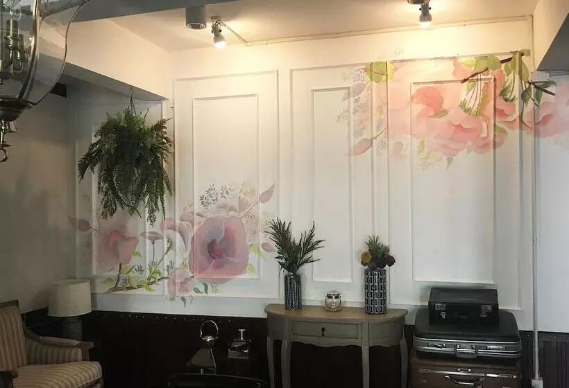 Bloom Boutique Hotel & Cafe