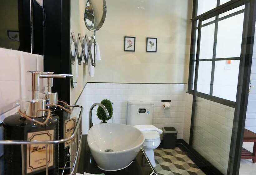 Bloom Boutique Hotel & Cafe