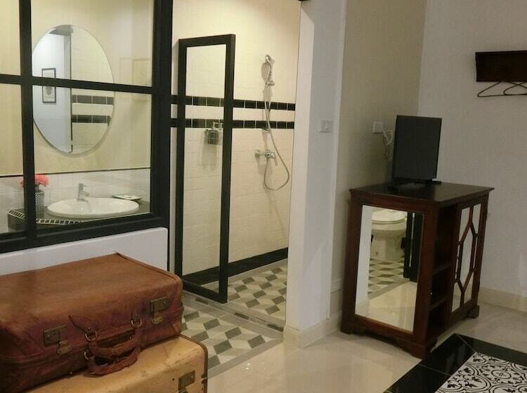 Bloom Boutique Hotel & Cafe