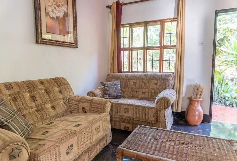 هتل Okavango Lodge