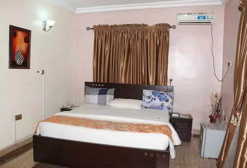 هتل Albert Suites