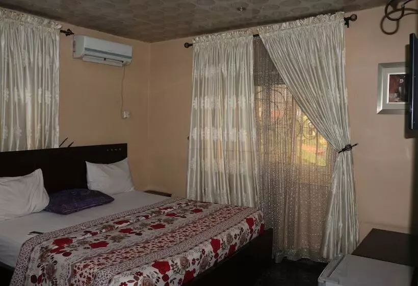 هتل Albert Suites