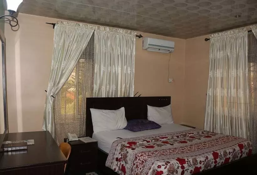 هتل Albert Suites