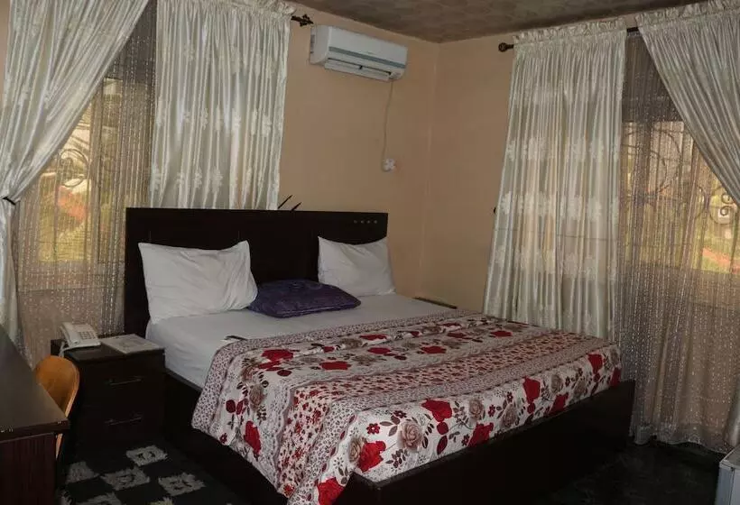 هتل Albert Suites