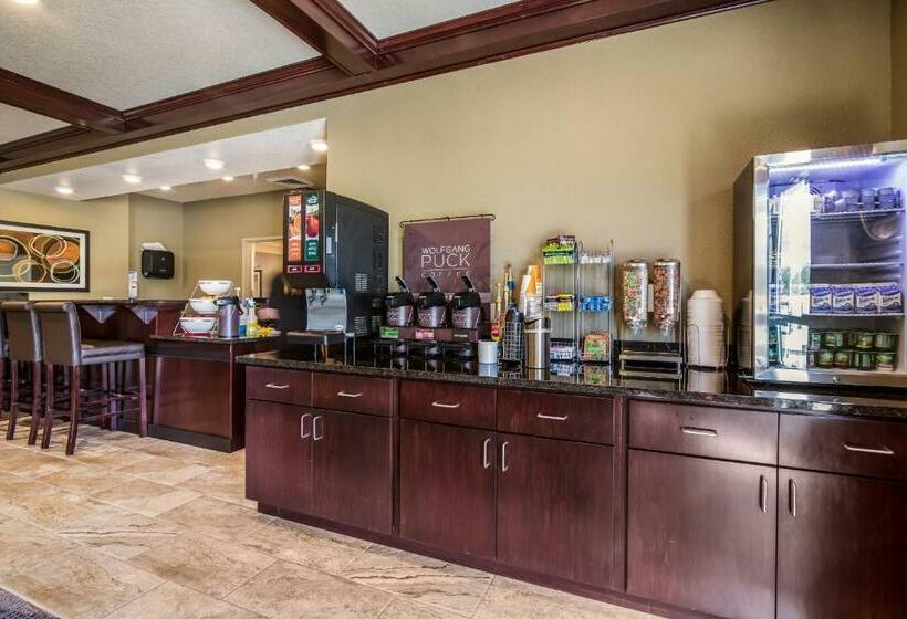 Cobblestone Hotel & Suites Victor