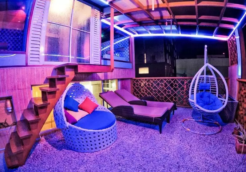 پانسیون Six In One