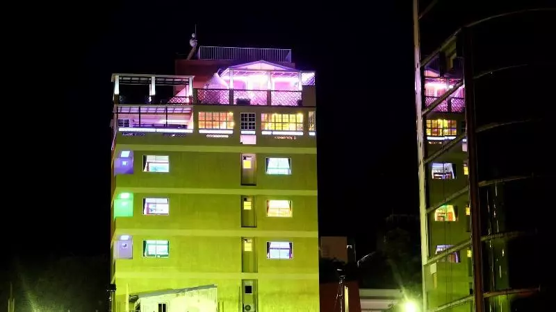 پانسیون Six In One