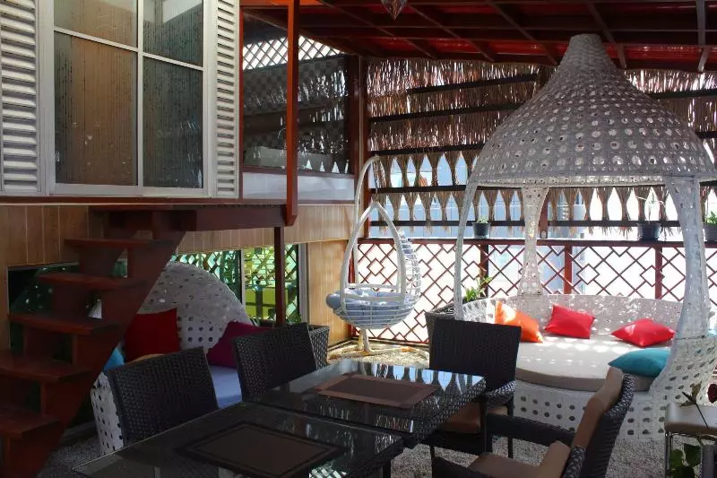 پانسیون Six In One