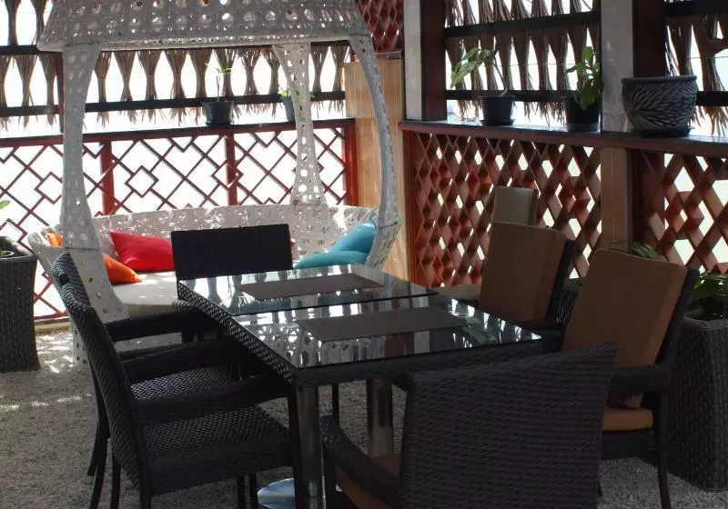 پانسیون Six In One