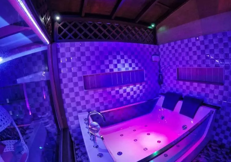 پانسیون Six In One