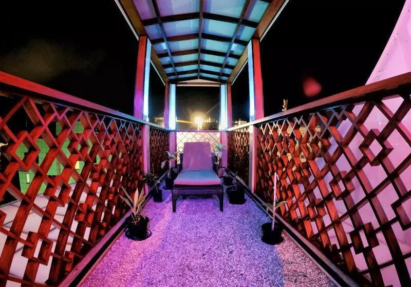 پانسیون Six In One