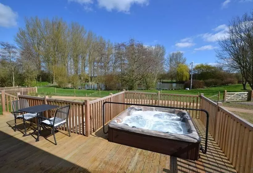 The Chiltern Lodges At Upper Farm Henton